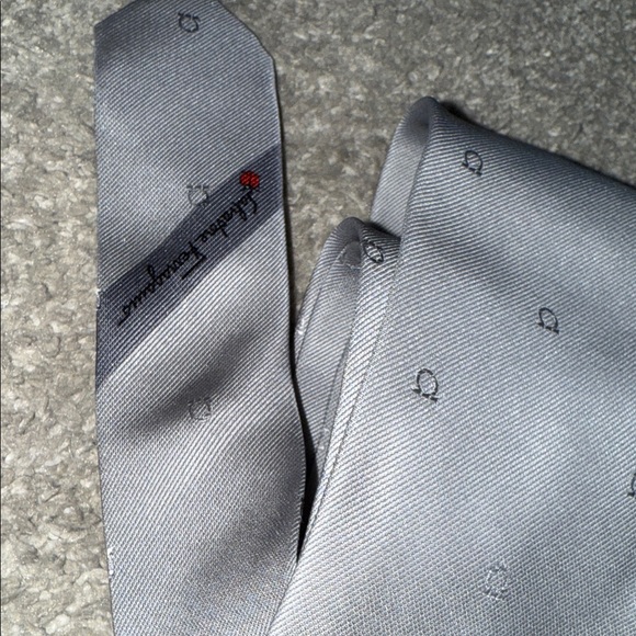 Salvatore Ferragamo Silver Tie with Subtle Pattern - Picture 5 of 6
